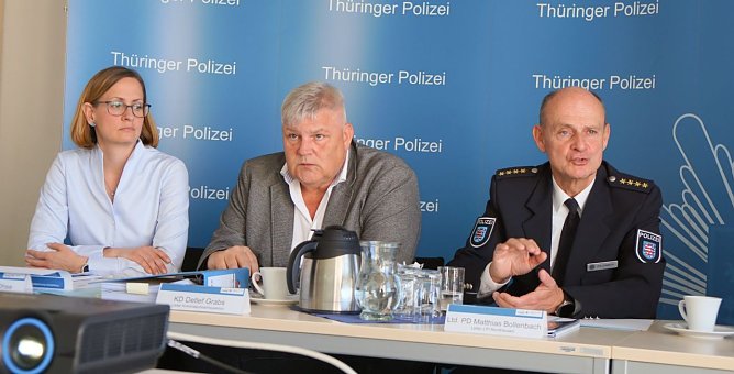 Kripo-Chef Detlef Grabs und Polizeidirektor Matthias Bollenbach w&auml;hrend der Pressekonferenz. (Foto: ssc)