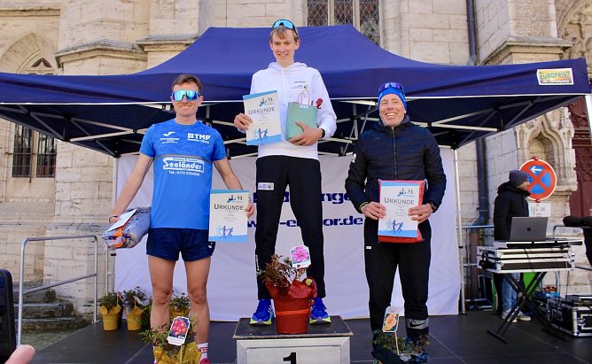 Siegerehrung 3-T&uuml;rme-Lauf Bad Langensalza 1. Platz Mika Leimbach; 2. Platz Marcel Krieghoff; 3. Platz Sven Lehnert (Foto: oas)
