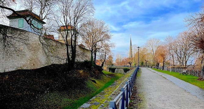Wehrmauer um M&uuml;hlhausen (Foto: Eva Maria Wiegand)