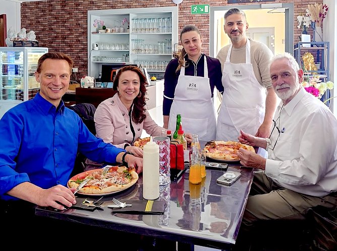 v.l.n.r. Gerrit Haase (Wirtschaftsf&ouml;rderung und Stadtentwicklung Stadtverwaltung Bad Langensalza), Sandra Czerniak (Citymanagement Bad Langensalza) Eliza Andrica und Muhammed B&ouml;l&uuml;kbasi (Inhaberpaar Pizzeria Elmo) und Eigent&uuml;mer Helge Jahns beim ersten Probeessen vor Neuer&ouml;ffnung in der Karlstra&szlig;e 7. (Foto: Citymanagement)