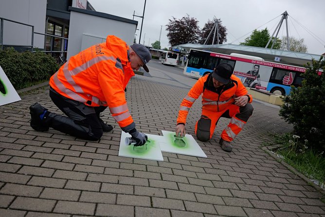 Am Freitag brachten Bauhofleiter Stefan Lauterbach und sein Kollege Daniel Watterott die neuen Markierungen entlang der Strecke auf.  (Foto: Ren&eacute; Wei&szlig;bach)