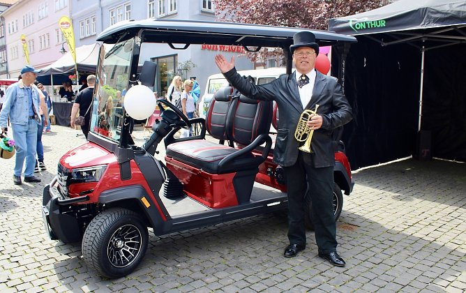 Gästeführer Knut Seifert mit dem Golf-Car (Foto: Eva Maria Wiegand) Gästeführer Knut Seifert mit dem Golf-Car (Foto: Eva Maria Wiegand)