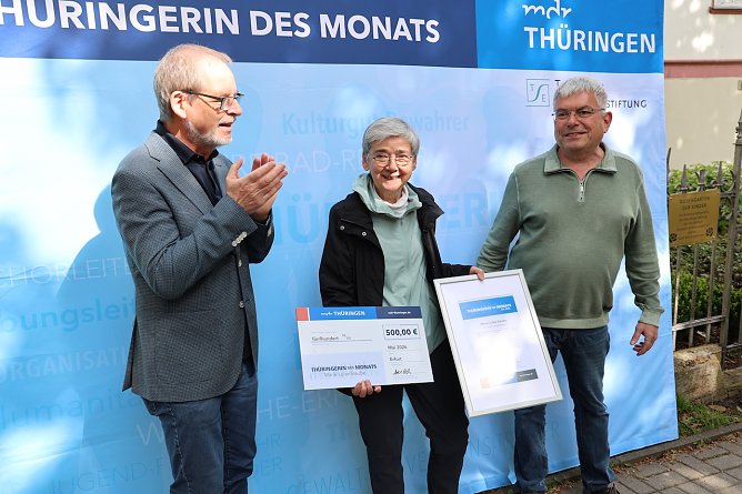 MDR / David Dienemann (Lutz Gerlach [MDR TH&Uuml;RINGEN], Marie-Luise Steube, Dr. Niels Lange [Gesch&auml;ftsf&uuml;hrer Th&uuml;ringer Ehrenamtsstiftung], vlnr) (Foto: MDR David Dienemann)
