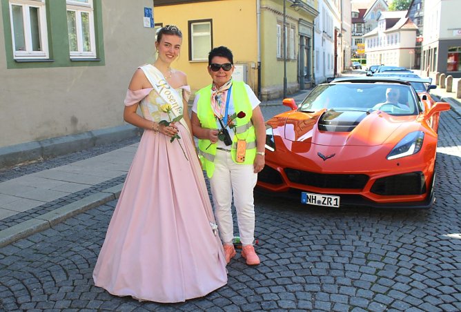 Rosenkönigin Maxima begrüßte alle Corvettes mit einer Rose. (Foto: Eva Maria Wiegand) Rosenkönigin Maxima begrüßte alle Corvettes mit einer Rose. (Foto: Eva Maria Wiegand)