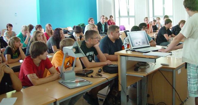 Interessierte Schüler (Foto: A. Schelenhaus) Interessierte Schüler (Foto: A. Schelenhaus)