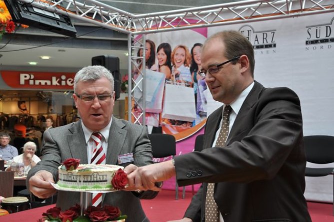 Anschnitt der Torte (Foto: S. Gämkow) Anschnitt der Torte (Foto: S. Gämkow)