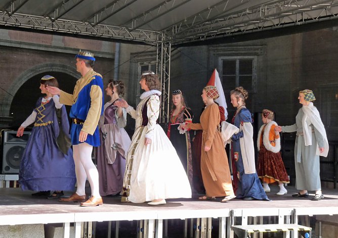 Historische Tanzgruppe Schlossmuseum Sondershausen (Foto: Karl-Heinz Herrmann) Historische Tanzgruppe Schlossmuseum Sondershausen (Foto: Karl-Heinz Herrmann)