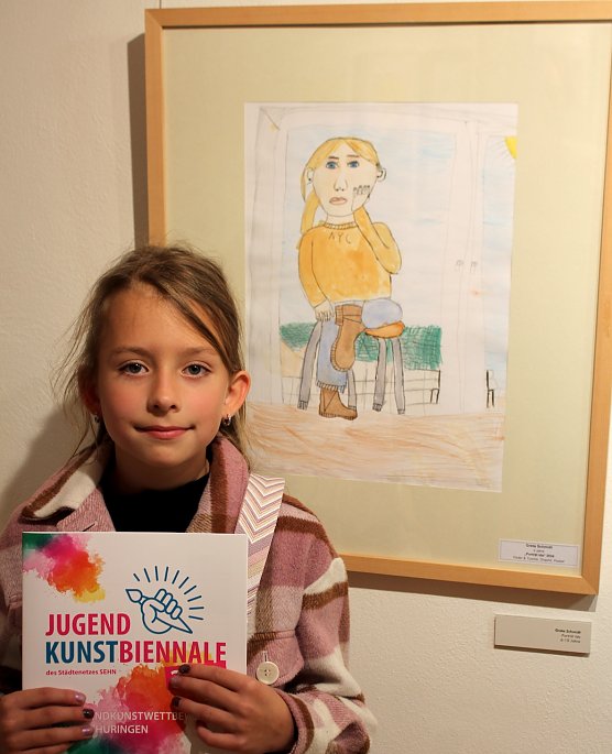 Bild: Grete Schmidt (9 Jahre alt) mit ihrem Kunstwerk "Portrait Ida"