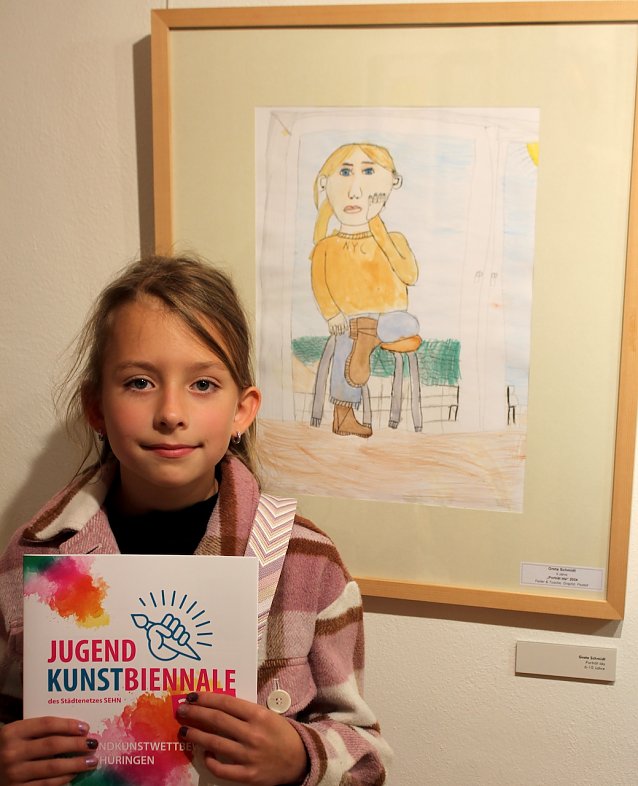 Bild: Grete Schmidt (9 Jahre alt) mit ihrem Kunstwerk "Portrait Ida"