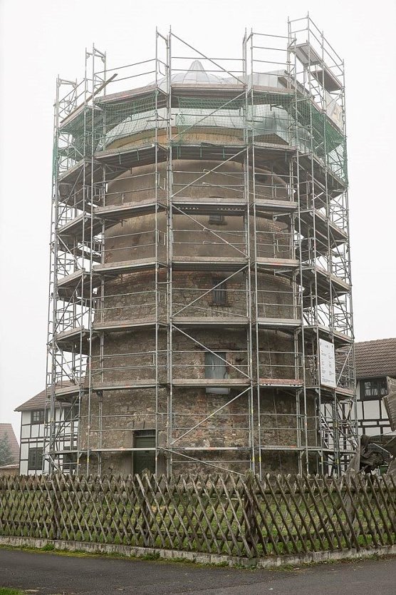 Bild: Die einger&uuml;stete Windm&uuml;hle in Schlotheim.
