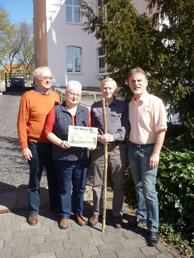 Bild: (v.l.) Das Vereinstrio Gerd und Marianne Neitzke sowie Hermann M&uuml;ller nahmen den Spendenscheck von Landrat Harald Zanker dankend entgegen.