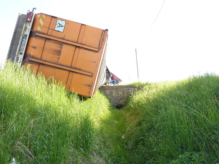 Umgekippter Lkw blockierte B4