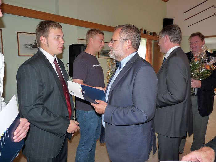 Zeugnisse &uuml;bergeben