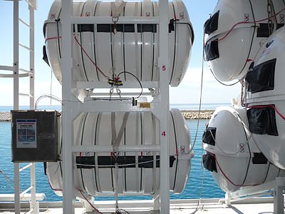 Kreuzfahrtriesen getestet: AIDA diva - Rettungsfl&ouml;&szlig;e