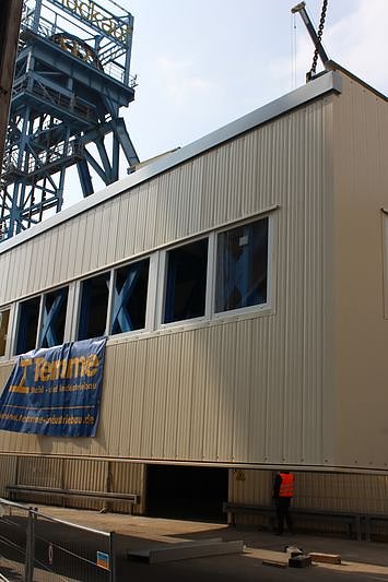 Neue Seilfahrtsbr&uuml;cke wird montiert