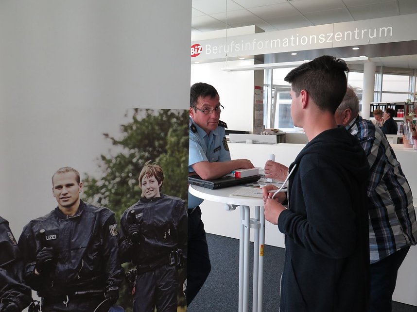 Tag der Uniformen im BIZ