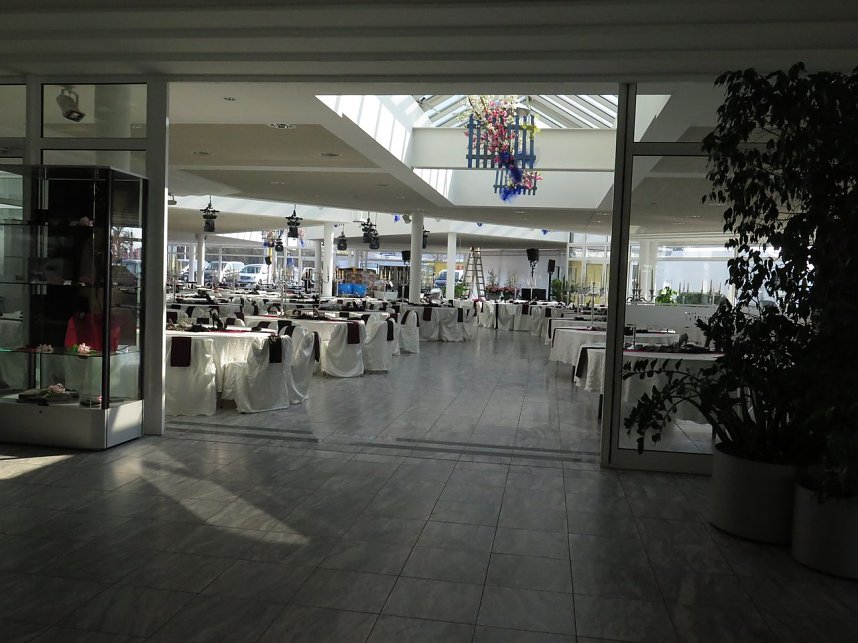 Von Autohaus zum Ballhaus