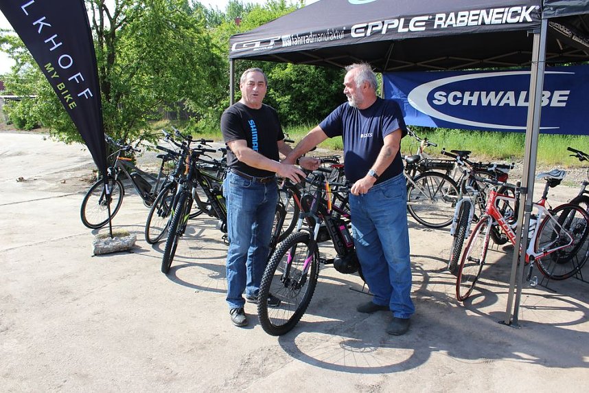Feiern am Radweg haben begonnen