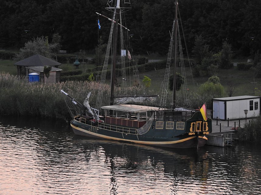 Spinnen im Mondschein am Goitzsche See