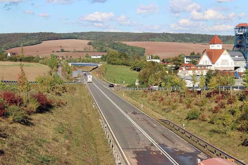 Schwerer Unfall zwischen Abschleppwagen und Br&uuml;cke