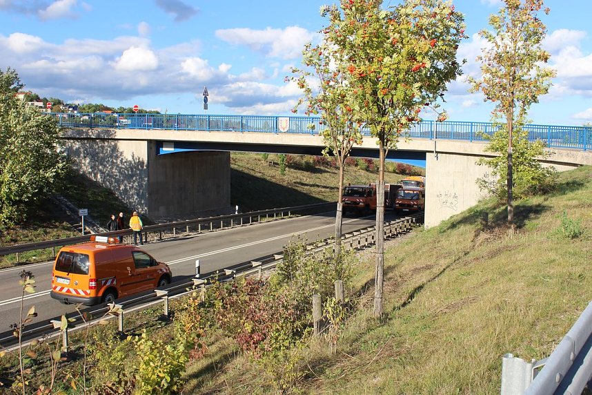Schwerer Unfall zwischen Abschleppwagen und Br&uuml;cke