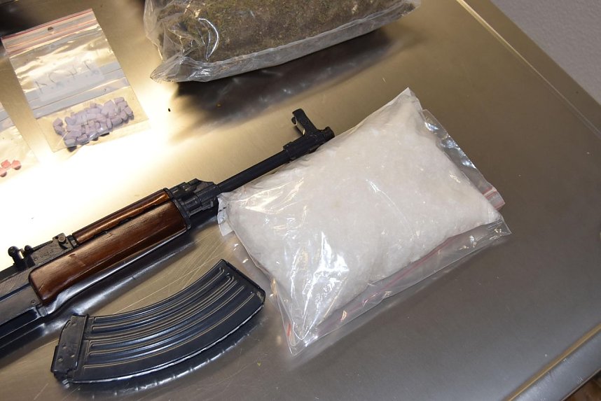 Sichergestellte Drogen und Waffen