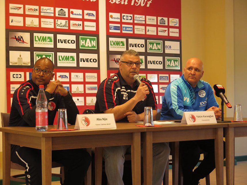 Vor und nach dem Spiel gegen den BAK