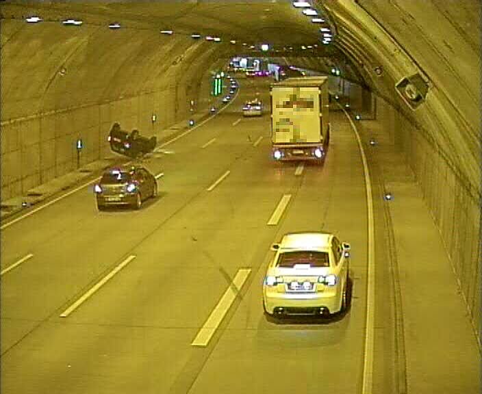 Fliegendes Auto im Tunnel