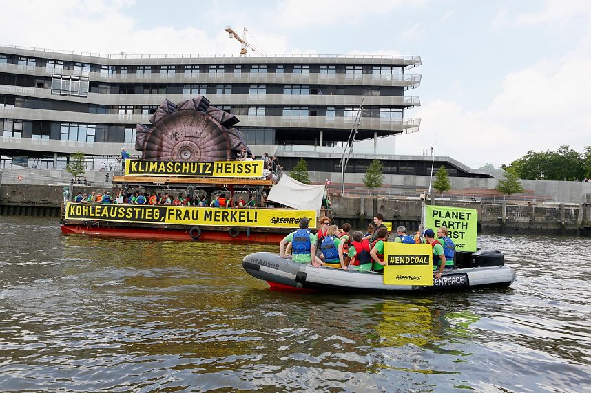 Wasserdemo auf der Elbe