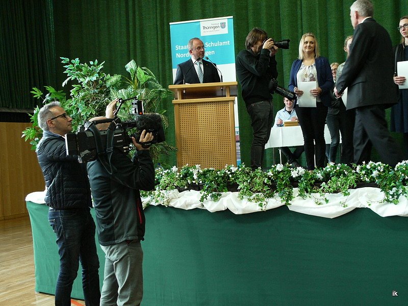 Verbeamtung von &uuml;beer 350 Lehrerinnen und Lehrern