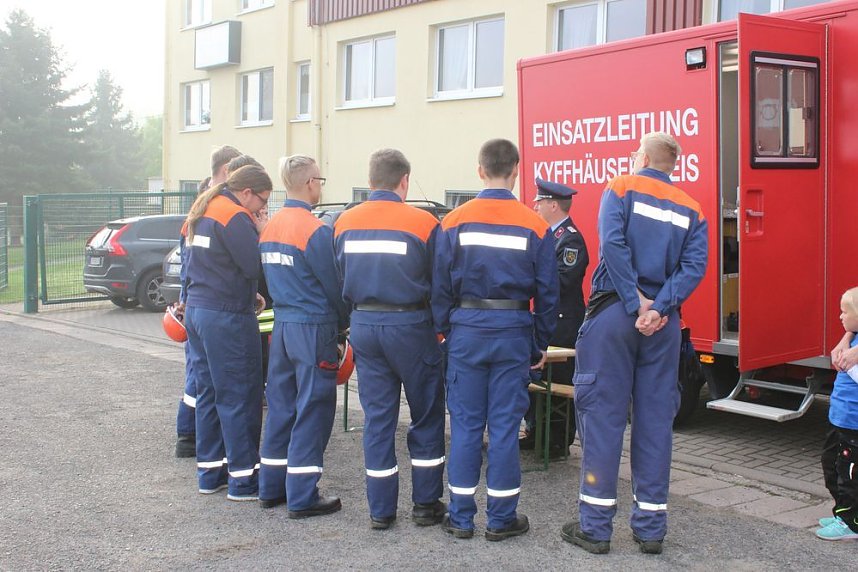 Leistungsspange von jungen Feuerwehrleuten erk&auml;mpft