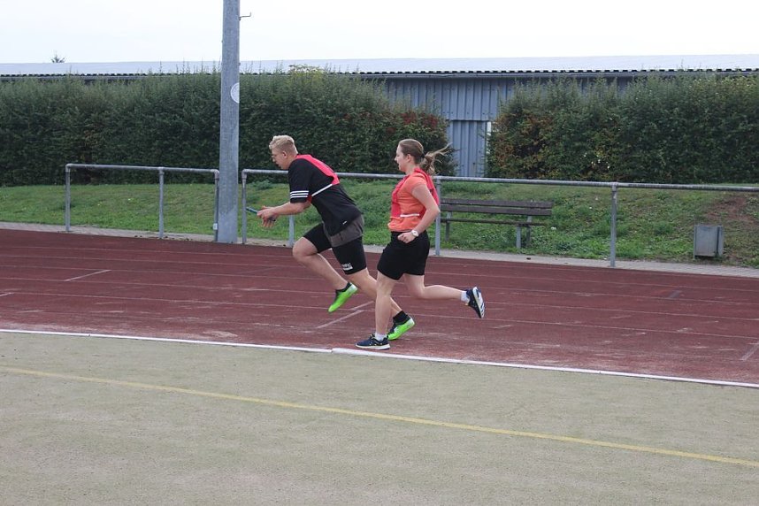 Leistungsspange von jungen Feuerwehrleuten erk&auml;mpft