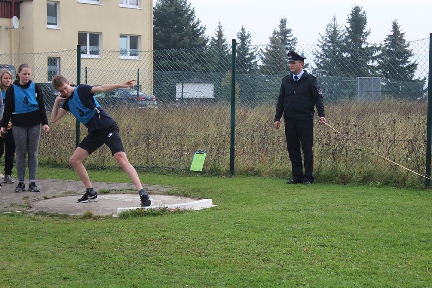Leistungsspange von jungen Feuerwehrleuten erk&auml;mpft