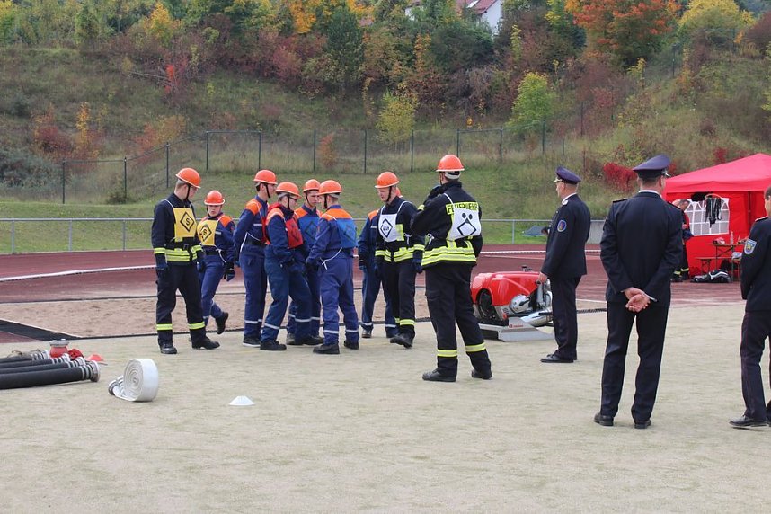 Leistungsspange von jungen Feuerwehrleuten erk&auml;mpft