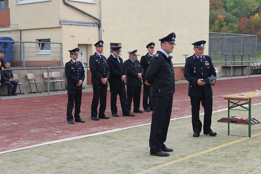 Leistungsspange von jungen Feuerwehrleuten erk&auml;mpft