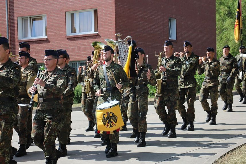 Einheiten der Bundeswehr verabschiedet