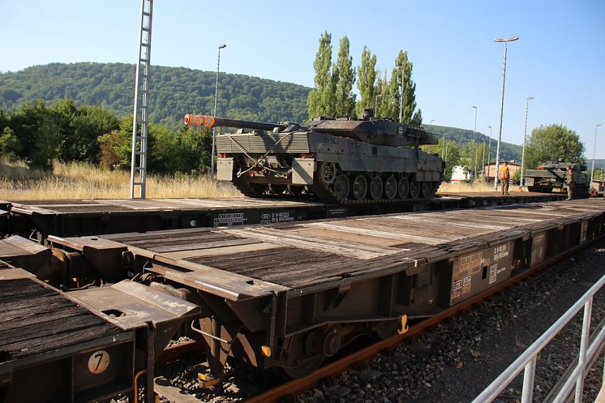 Panzer in Richtung Litauen verladen