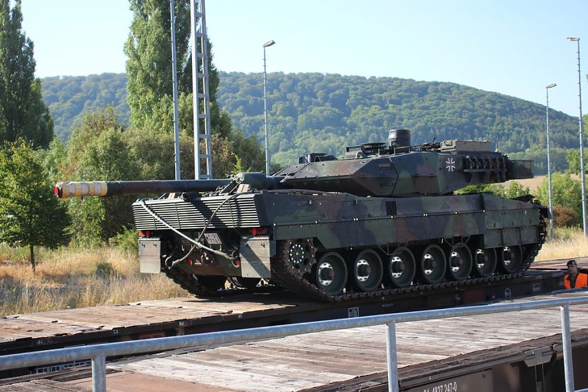 Panzer in Richtung Litauen verladen