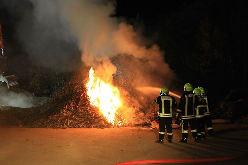Holz brennt an Landkreisgrenze