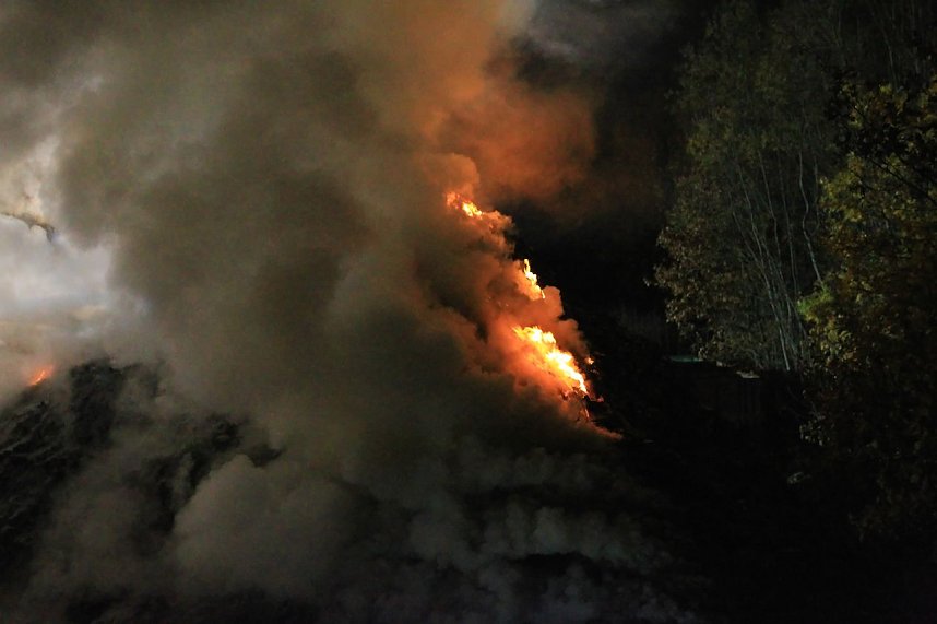 Holz brennt an Landkreisgrenze