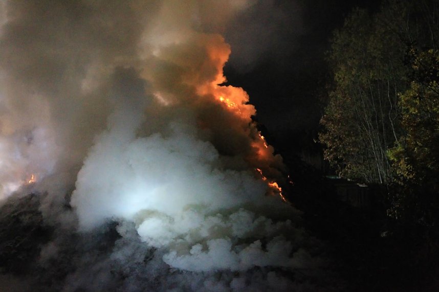 Holz brennt an Landkreisgrenze