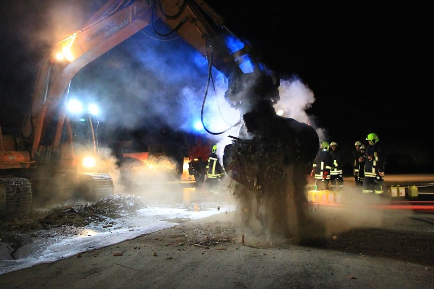 Holz brennt an Landkreisgrenze