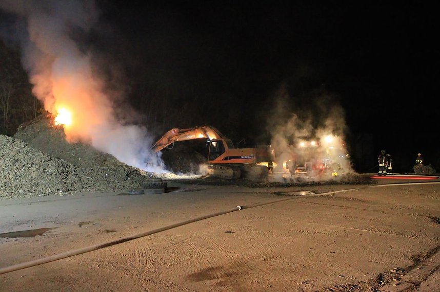 Holz brennt an Landkreisgrenze