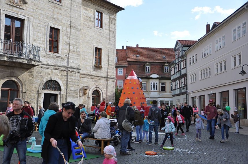 Unter der Koordination des Vereins Zwiwel e. V. und der Mitfinanzierung &uuml;ber das Landesprogramm Familie erm&ouml;glichten 70 Unterst&uuml;tzer verschiedener Institutionen und Vereine ein lebendiges Familienfest mit zahlreichen Aktionen in der Innenstadt von Bad Langensalza anl&auml;sslich des Weltkindertages im vergangenen September