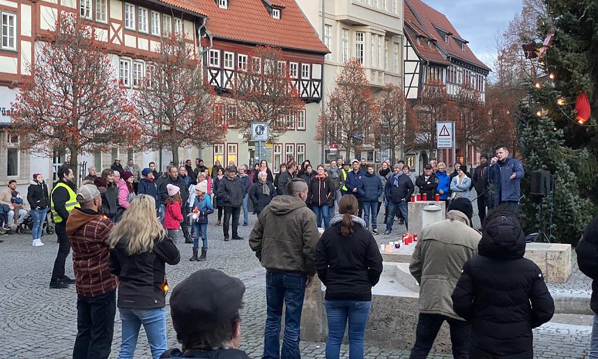 Versammlungsleiter Marius Franke spricht zu den Anwesenden