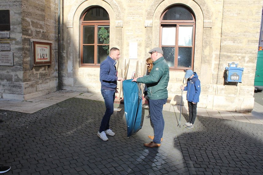 Brunnenabdeckung und Fr&uuml;hjahrsputz vorm Rathaus