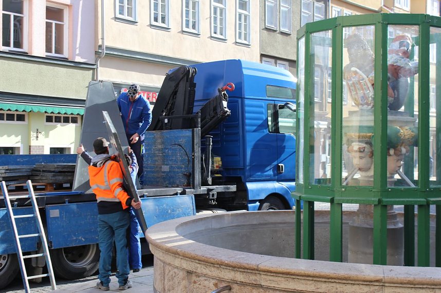 Brunnenabdeckung und Fr&uuml;hjahrsputz vorm Rathaus