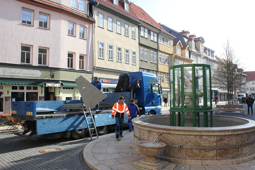 Brunnenabdeckung und Fr&uuml;hjahrsputz vorm Rathaus