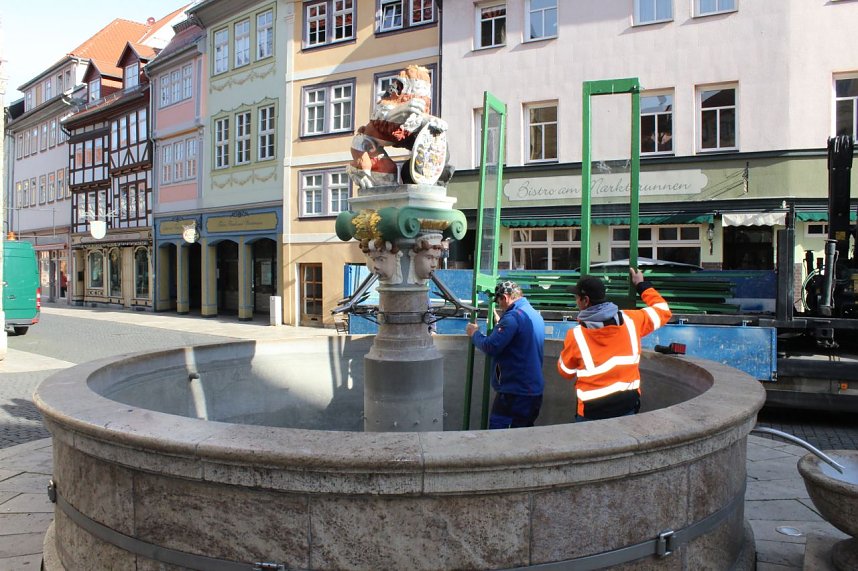 Brunnenabdeckung und Fr&uuml;hjahrsputz vorm Rathaus