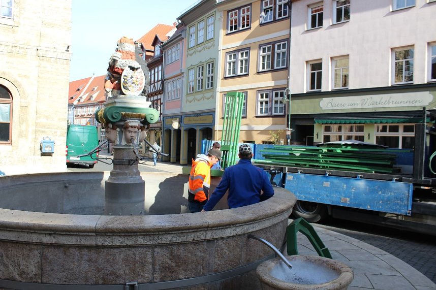 Brunnenabdeckung und Fr&uuml;hjahrsputz vorm Rathaus